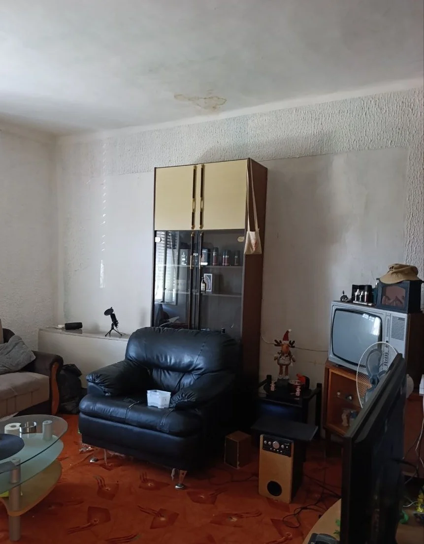 Дом с гаражом и большим участком в городе Бечей. 40 км от Нови Сада.