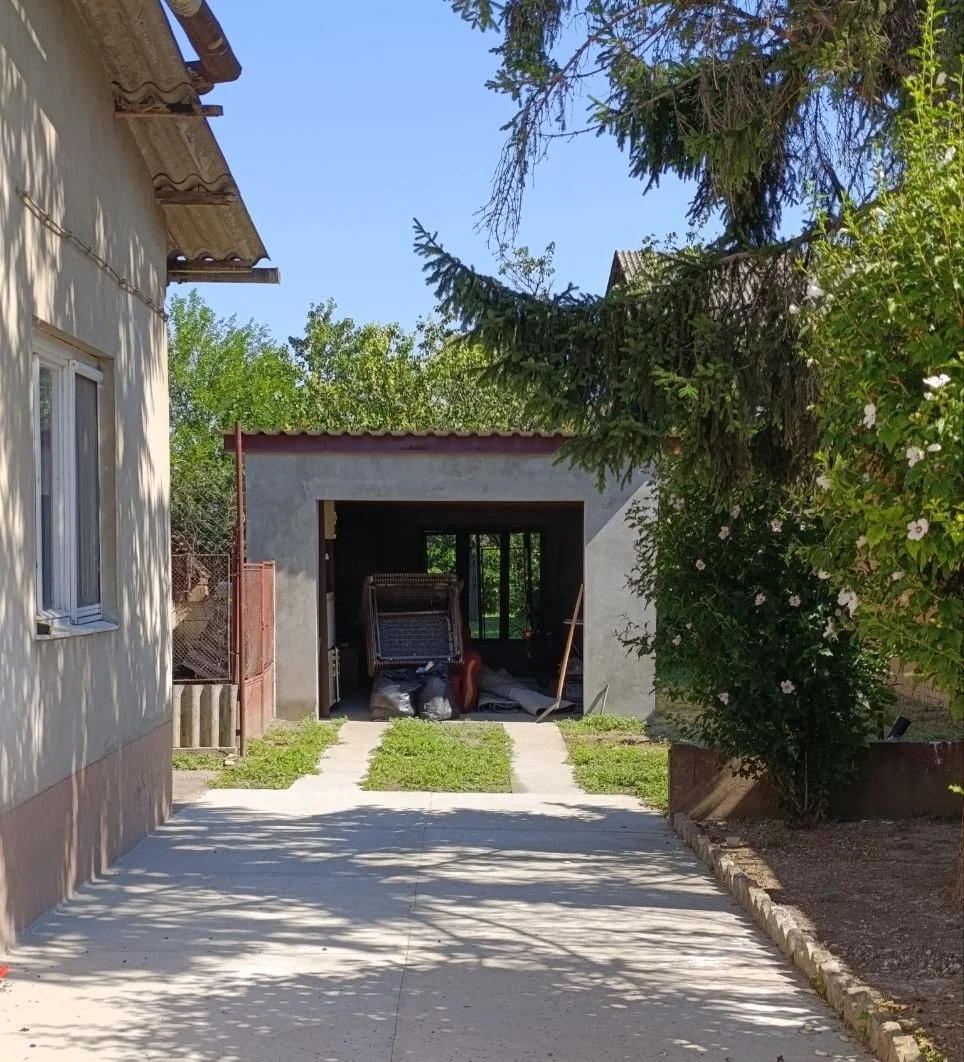 Дом с гаражом и большим участком в городе Бечей. 40 км от Нови Сада.