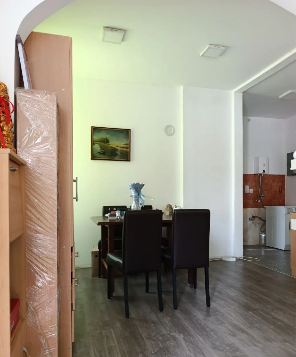 Кирпичный жилой с помещением под офис в городе Бечей. 40 км от Нови Сада.
