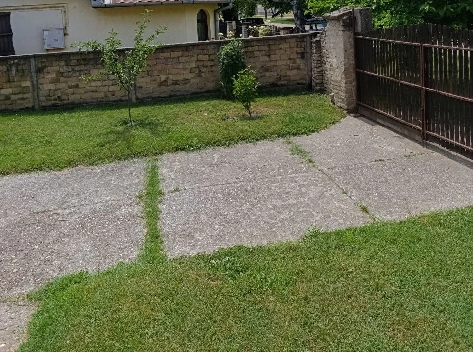 Кирпичный жилой с помещением под офис в городе Бечей. 40 км от Нови Сада.
