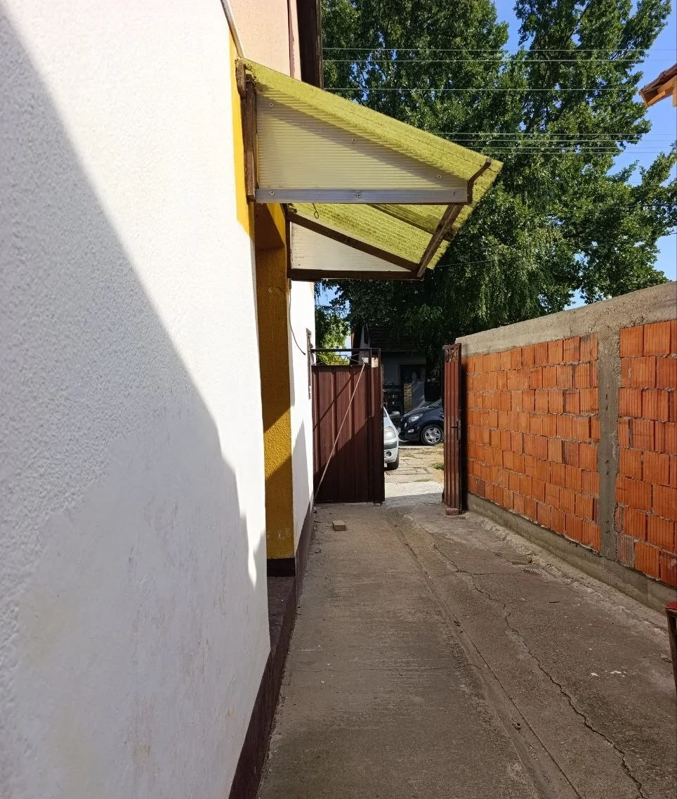 Кирпичный дом с небольшим участком в городе. 40 км Нови Сада.