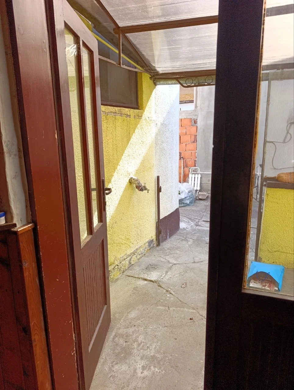 Кирпичный дом с небольшим участком в городе. 40 км Нови Сада.