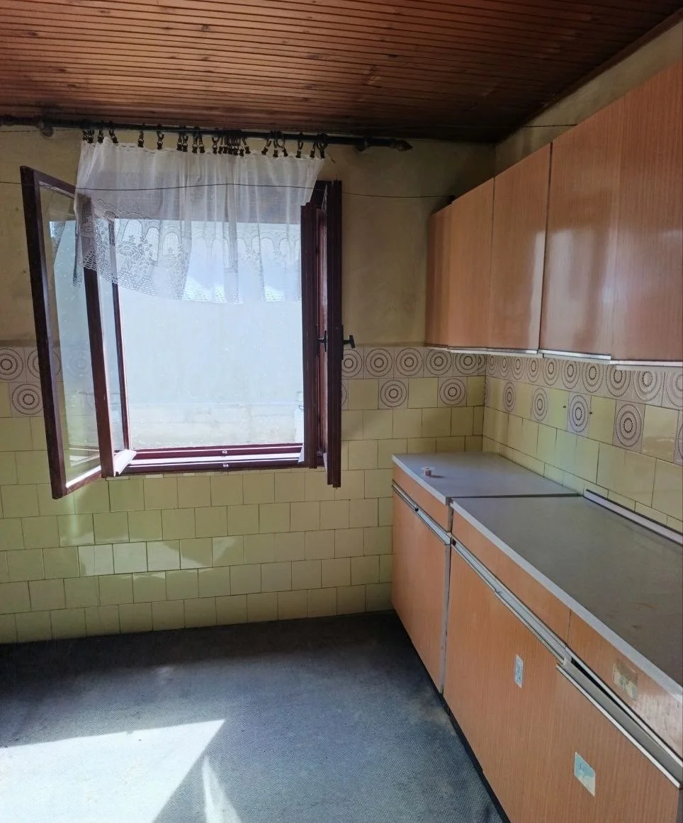 Кирпичный дом с небольшим участком в городе. 40 км Нови Сада.