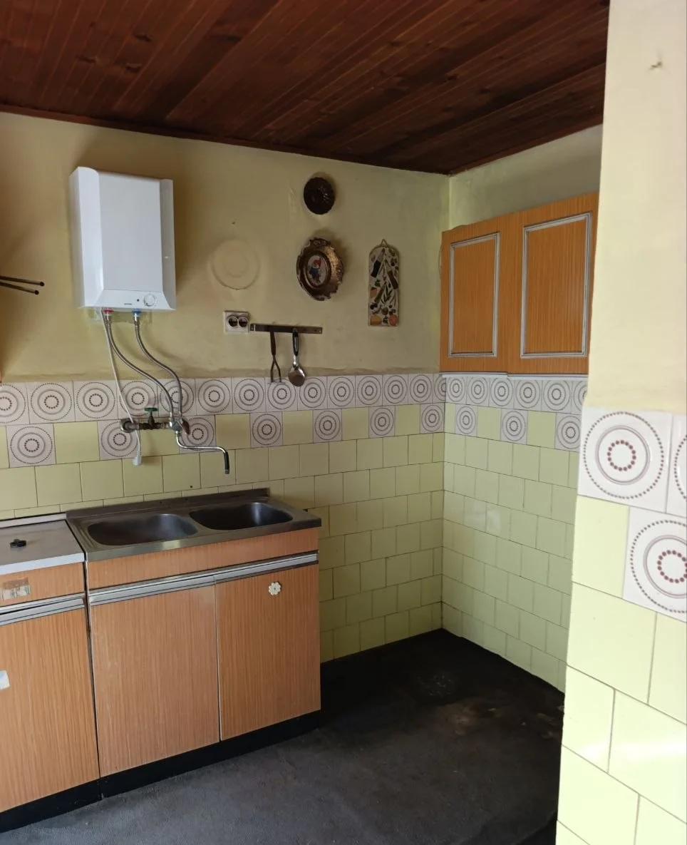 Кирпичный дом с небольшим участком в городе. 40 км Нови Сада.