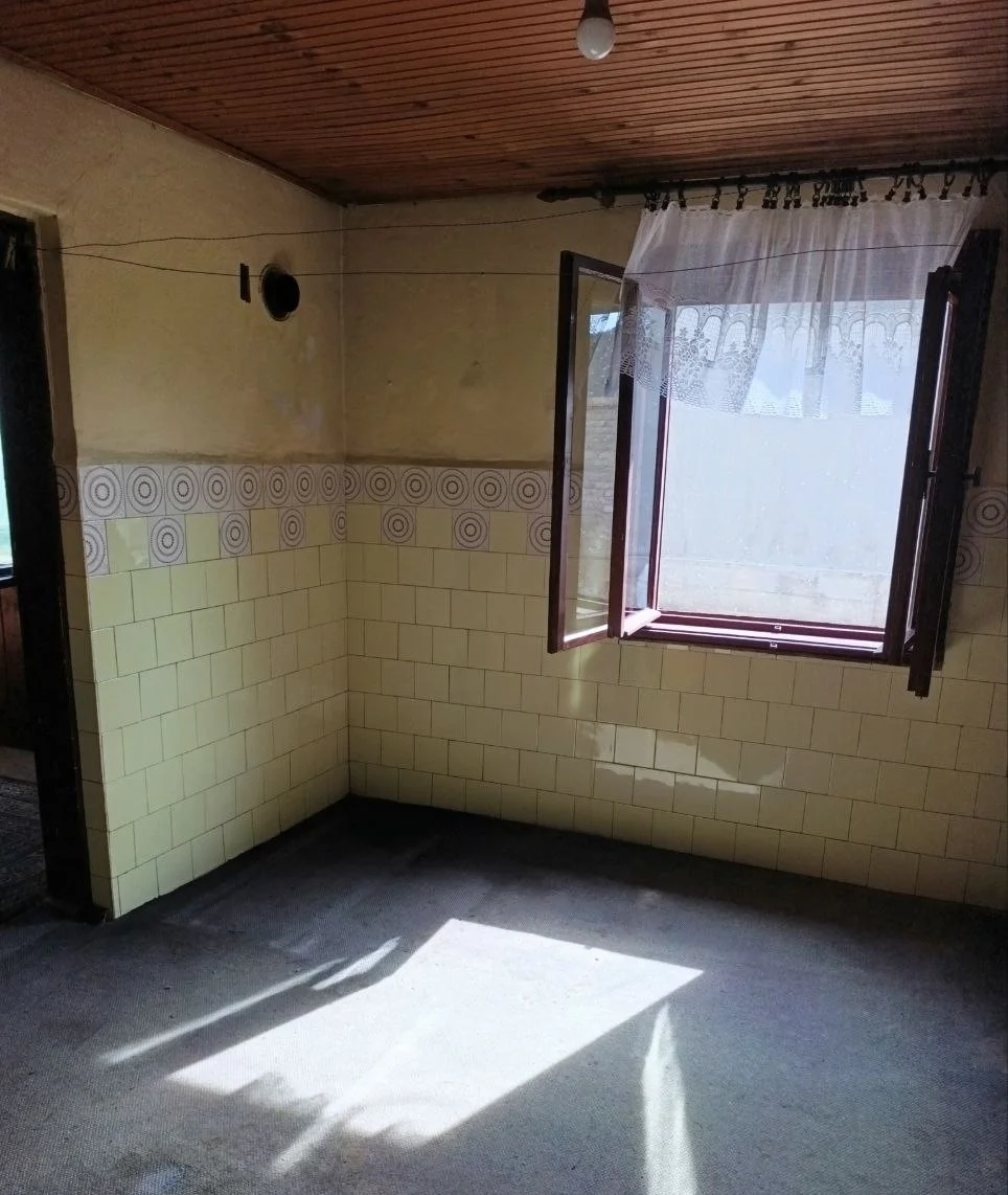 Кирпичный дом с небольшим участком в городе. 40 км Нови Сада.