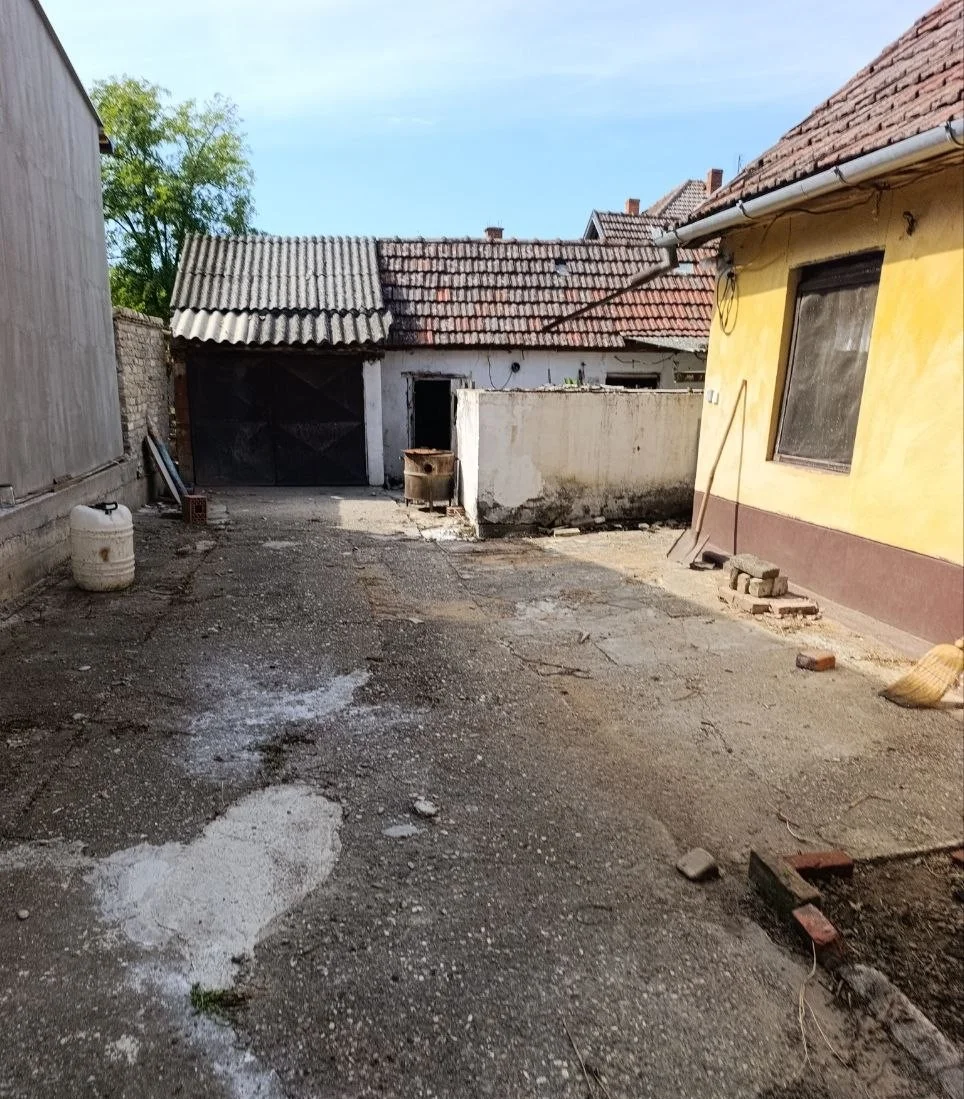 Кирпичный дом с небольшим участком в городе. 40 км Нови Сада.