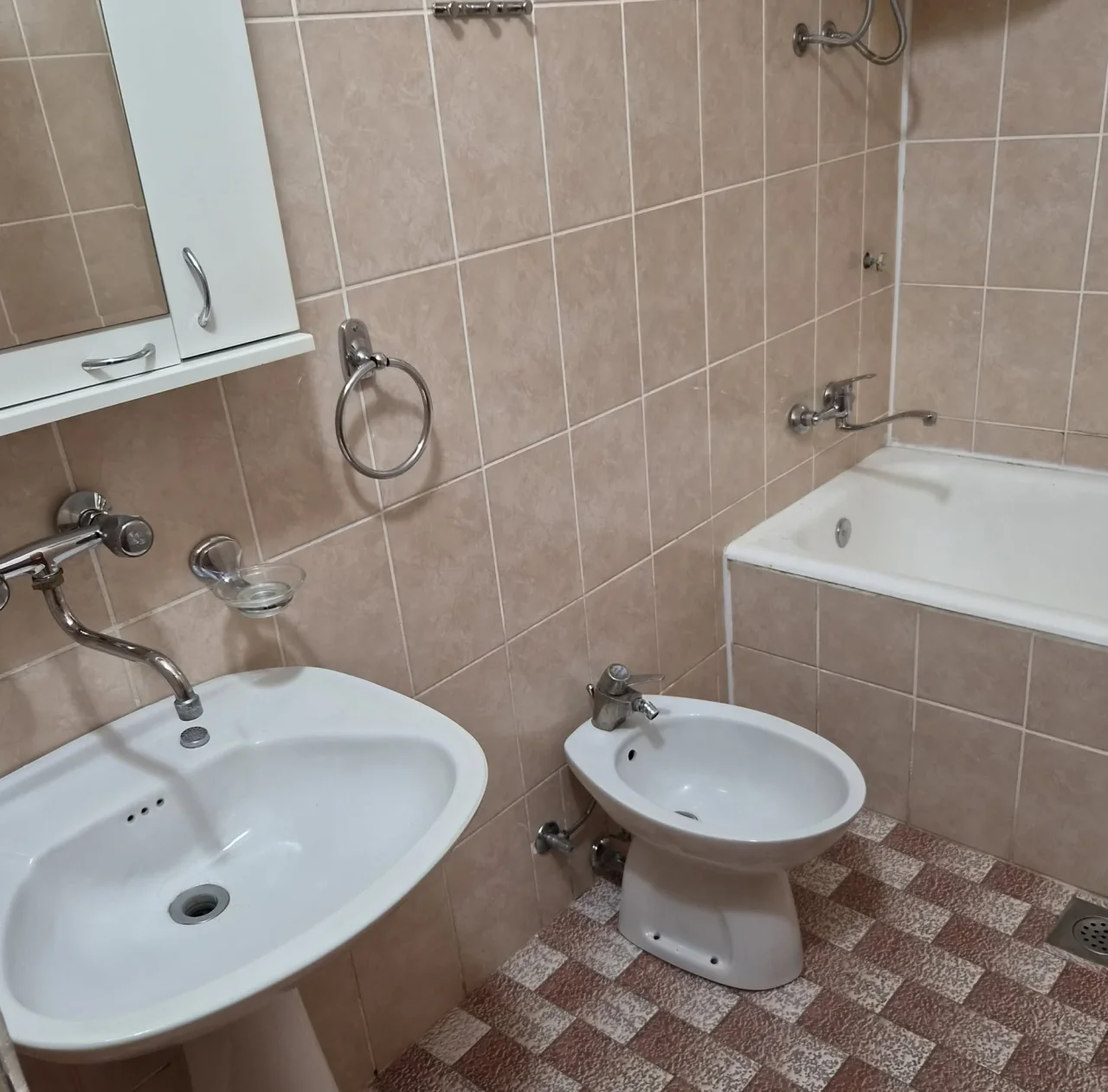 Большой семейный дом с хозяйственными объектами. 50 км от Нови Сада.