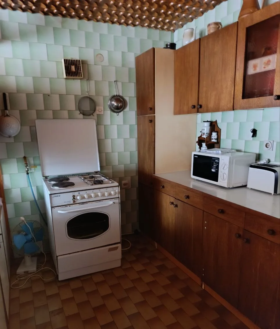 Двухэтажный кирпичный дом в центре села. 35 км от Нови Сада.