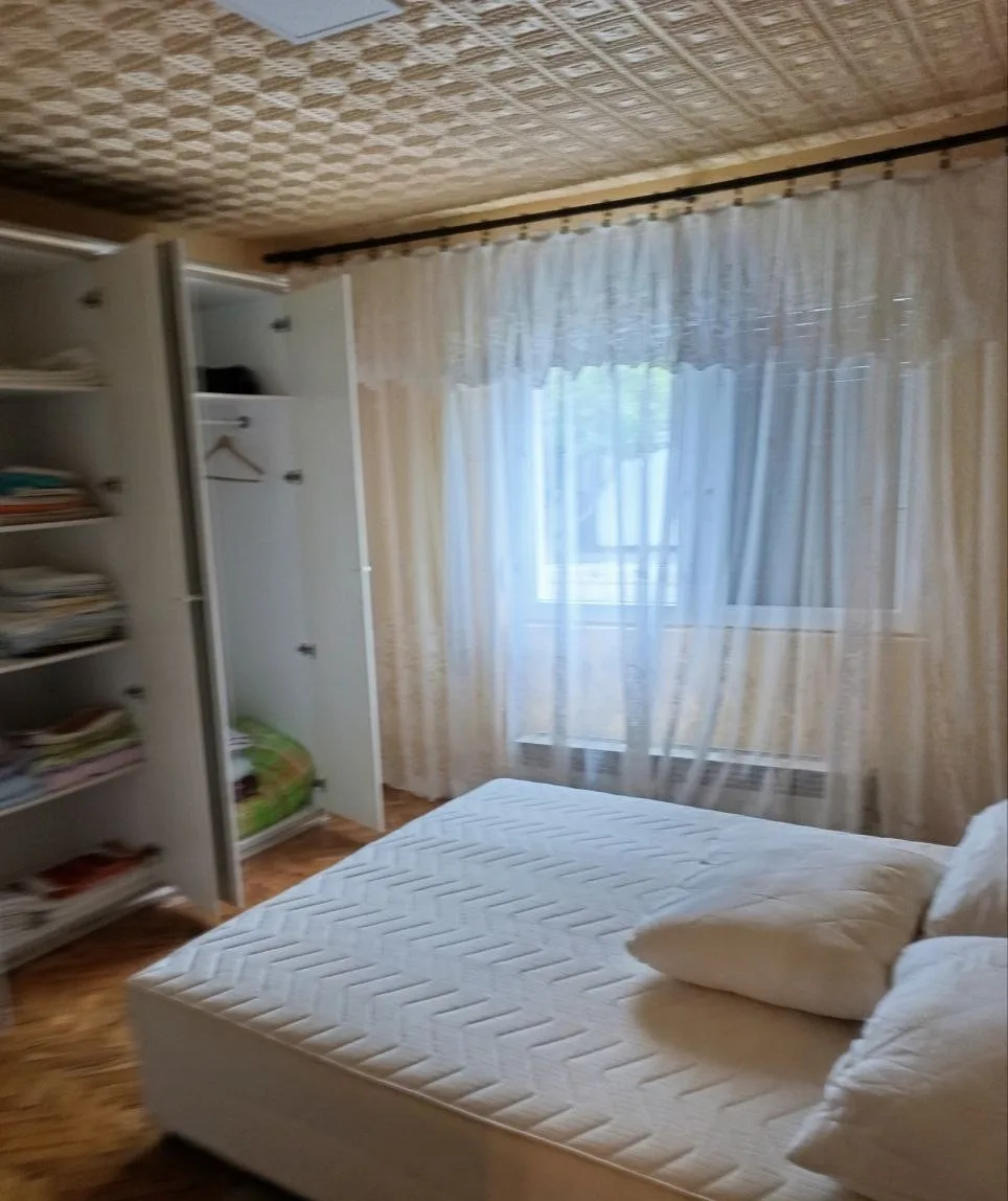 Двухэтажный кирпичный дом в центре села. 35 км от Нови Сада.