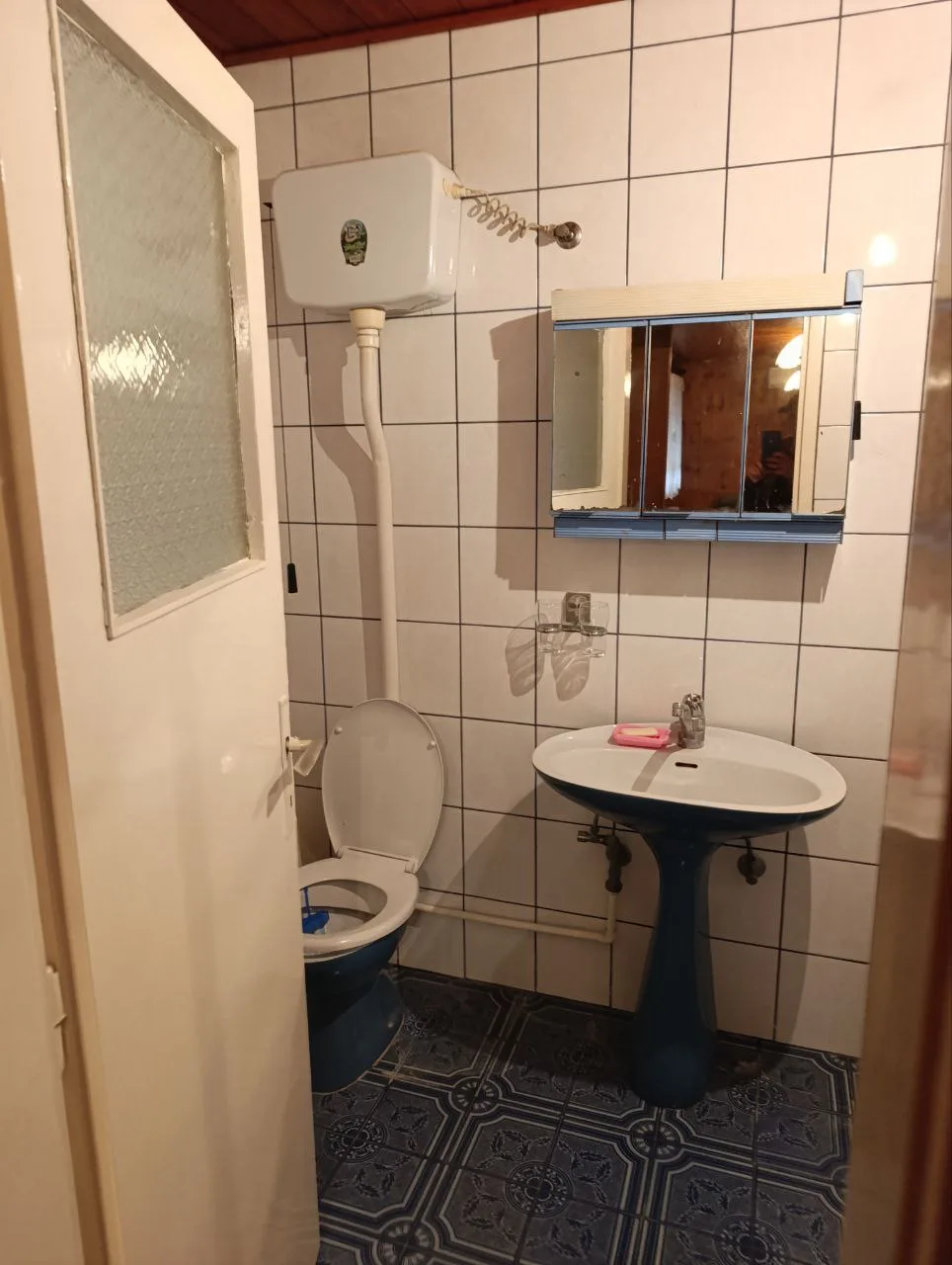 Двухэтажный кирпичный дом в центре села. 35 км от Нови Сада.