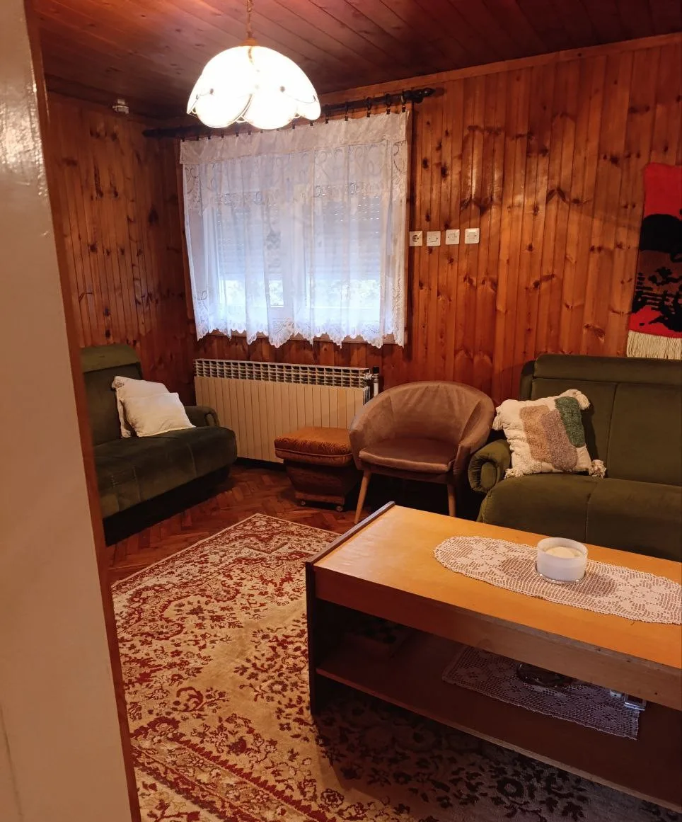 Двухэтажный кирпичный дом в центре села. 35 км от Нови Сада.