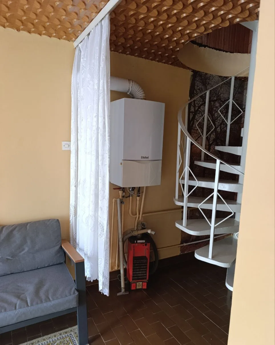 Двухэтажный кирпичный дом в центре села. 35 км от Нови Сада.