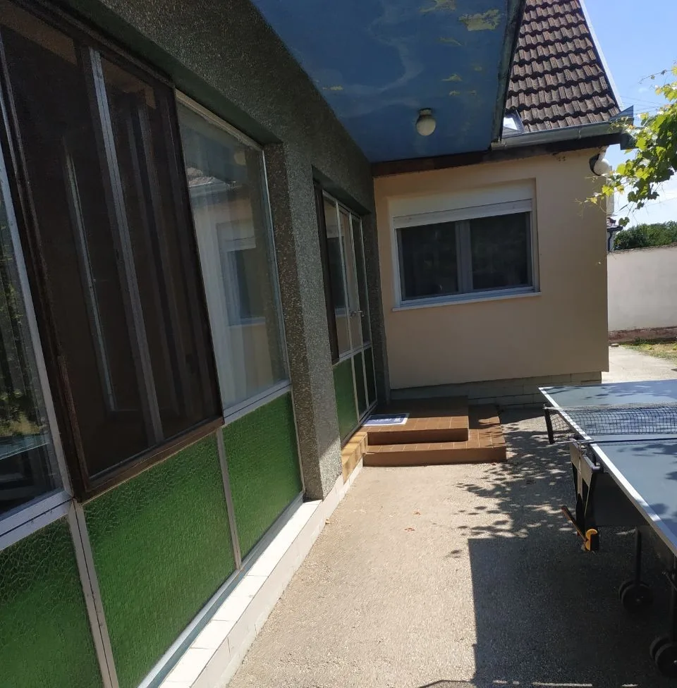 Двухэтажный кирпичный дом в центре села. 35 км от Нови Сада.