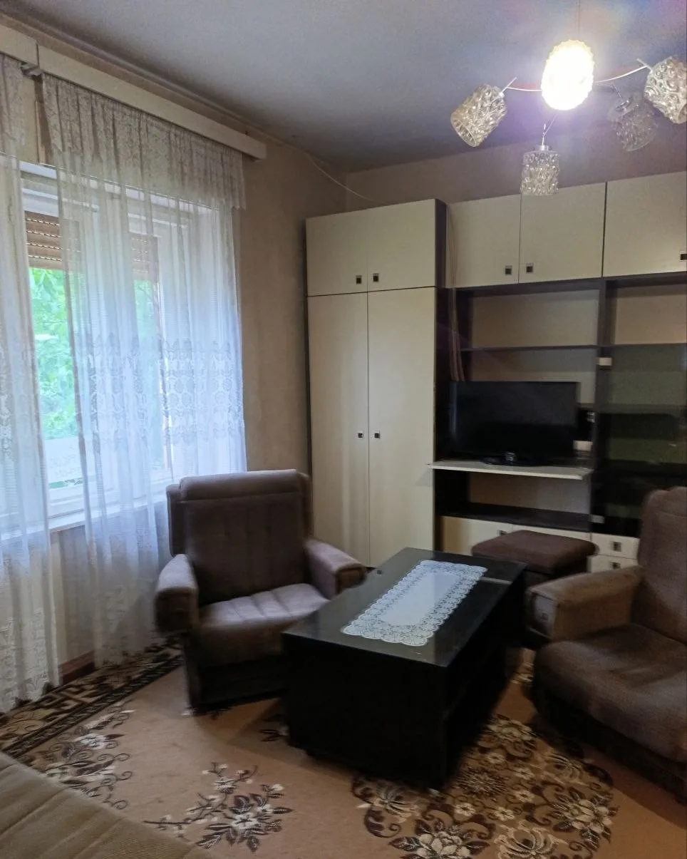 Кирпичный дом на квадратном участке в городе. 40 км от Нови Сада.