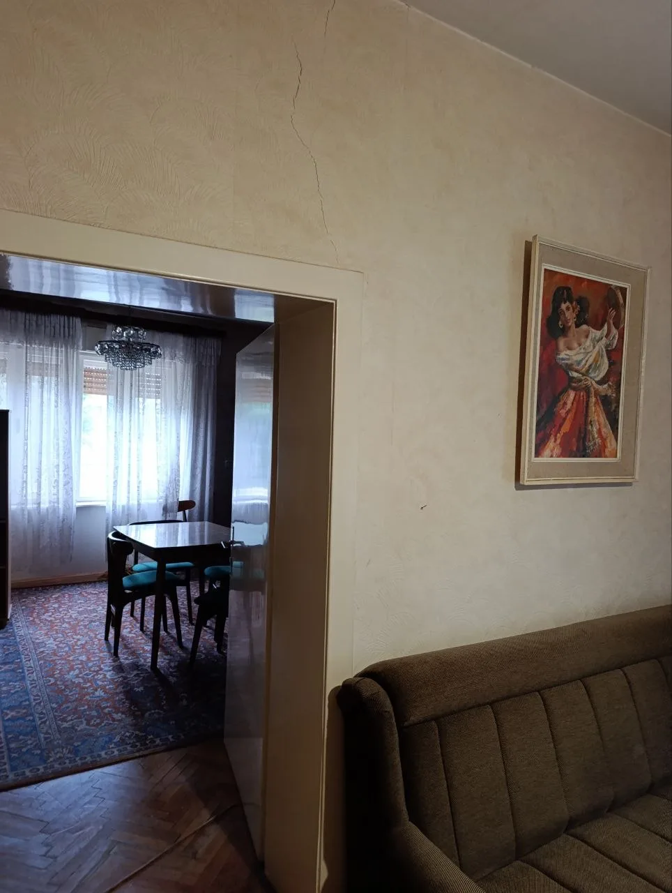 Кирпичный дом на квадратном участке в городе. 40 км от Нови Сада.