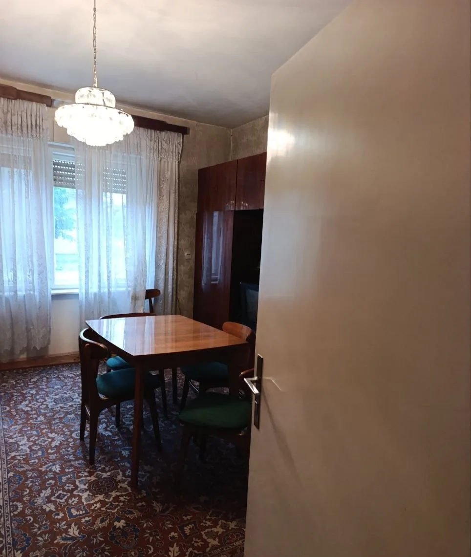 Кирпичный дом на квадратном участке в городе. 40 км от Нови Сада.