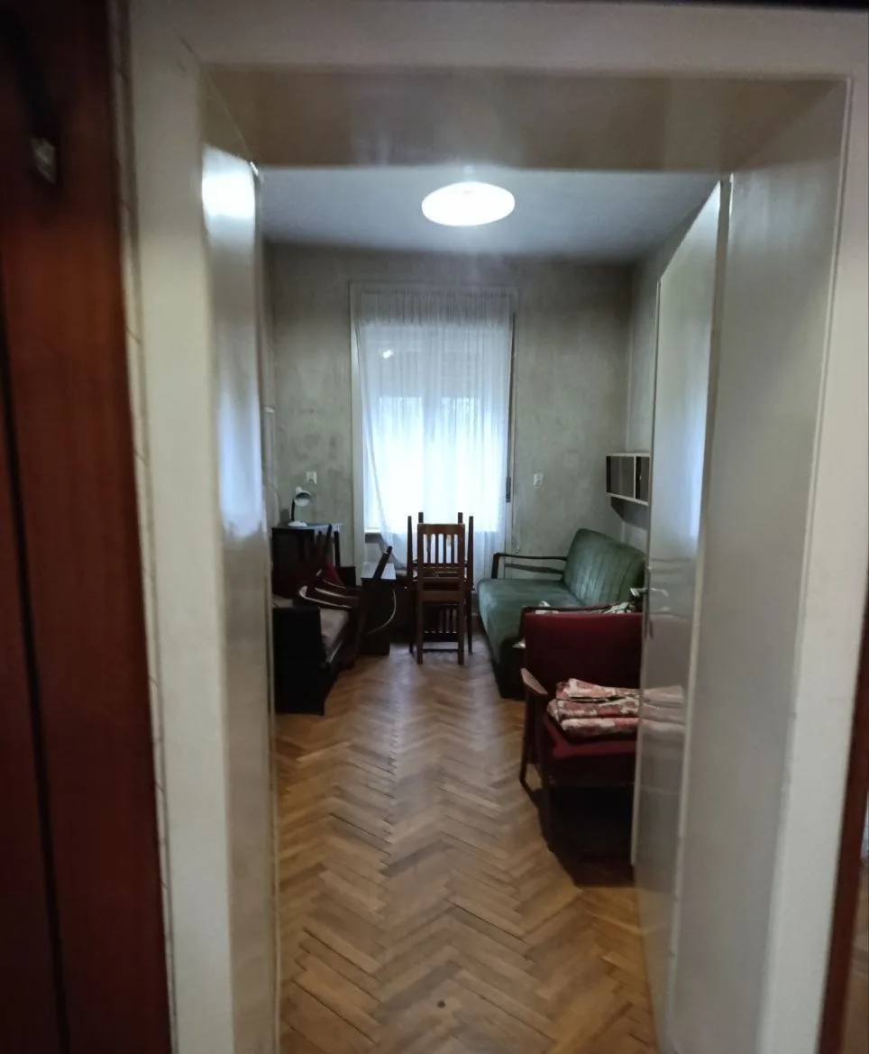 Кирпичный дом на квадратном участке в городе. 40 км от Нови Сада.