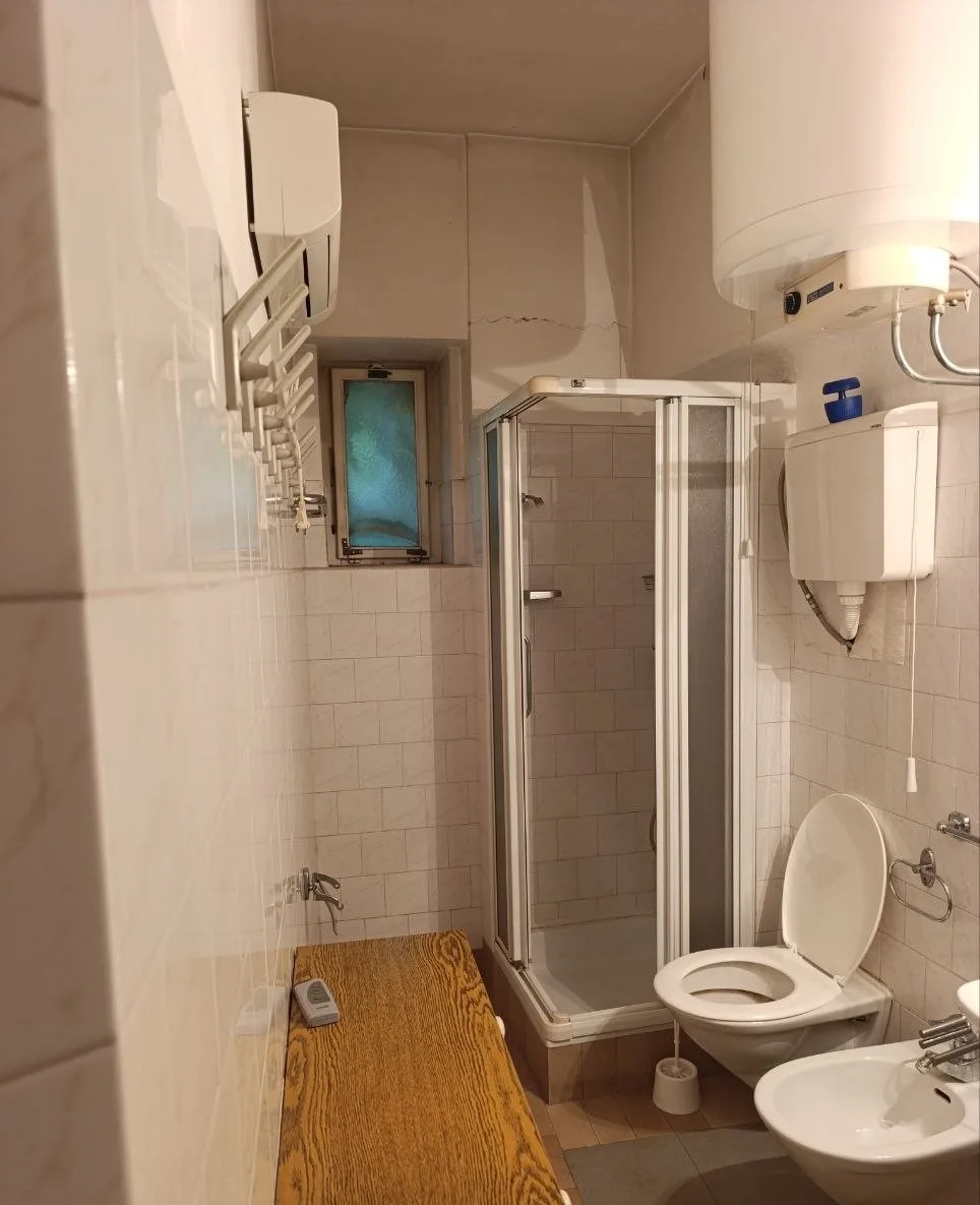 Кирпичный дом на квадратном участке в городе. 40 км от Нови Сада.