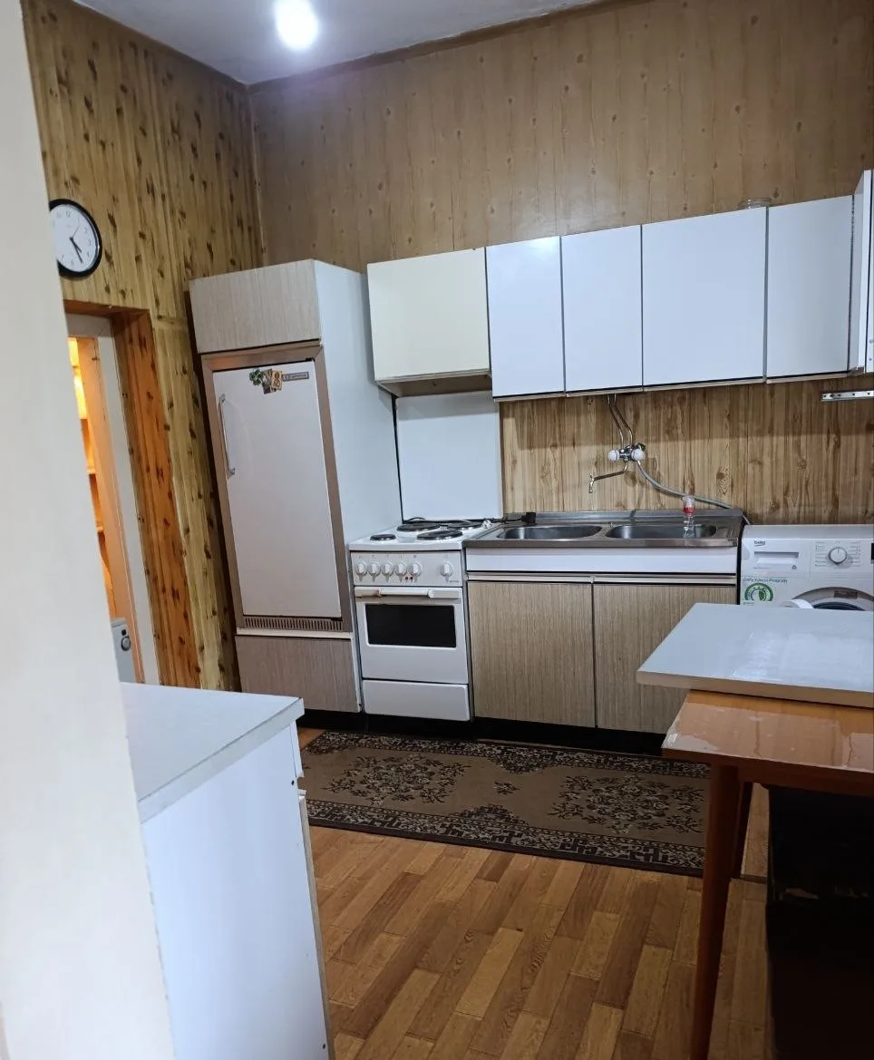 Кирпичный дом на квадратном участке в городе. 40 км от Нови Сада.