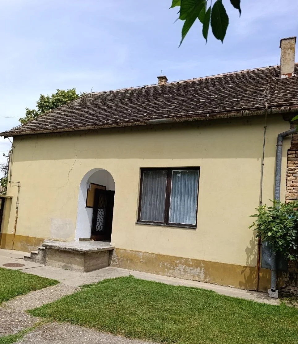 Кирпичный жилой с помещением под офис в городе Бечей. 40 км от Нови Сада.