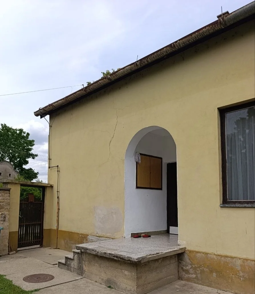 Кирпичный жилой с помещением под офис в городе Бечей. 40 км от Нови Сада.